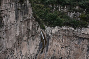 陡峭悬崖 植被点缀其上
