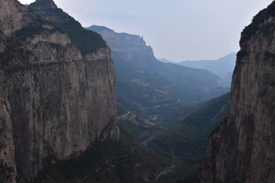 壮丽巍峨的险峻峡谷风光