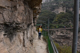 悬崖步道上的徒步者