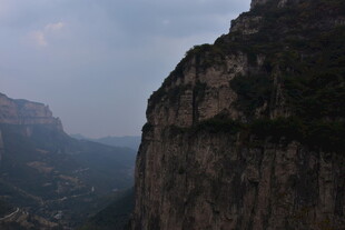 巍峨险峻的壮丽山景