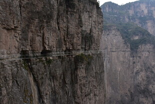 绝壁上的惊险栈道