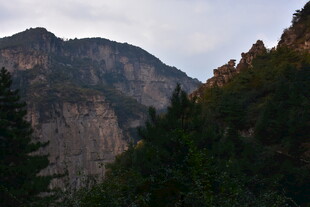 山峦叠翠间的自然景致