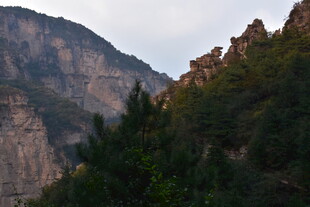 壮丽山景与葱郁植被