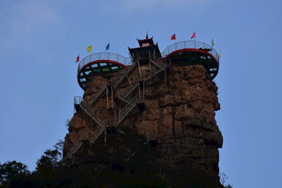 悬崖之巅的壮观建筑