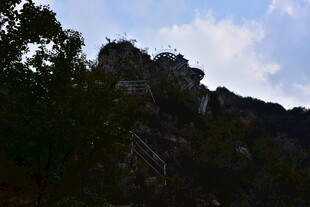 山间景致 峭壁隐于绿树间