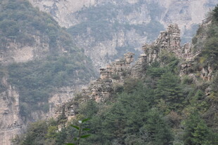 壮丽山峰植被覆盖景观