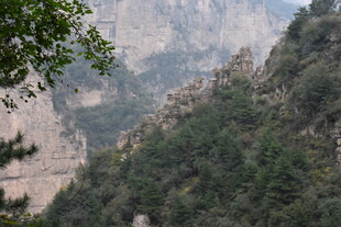 山峦叠翠间的绿意景致