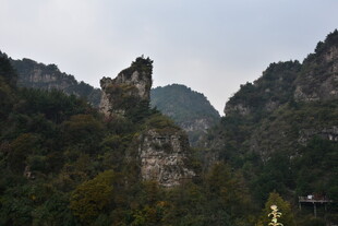 奇峰耸立的壮美山景