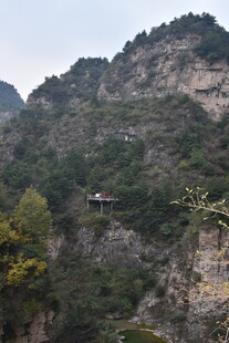 山峦叠翠间的自然景致