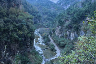 山间蜿蜒公路与溪流美景