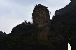 巍峨奇峰屹立山间