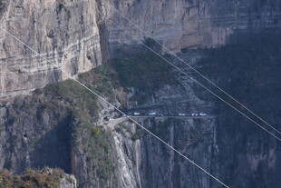 悬崖间的索道景观