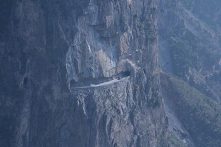 悬崖峭壁间的险峻公路