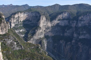 壮丽险峻的高山峡谷景观