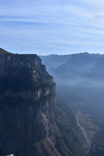 壮丽悬崖景观 云雾缭绕