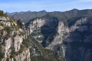 壮丽险峻的高山峡谷景观