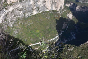 俯瞰山间绿意与蜿蜒道路