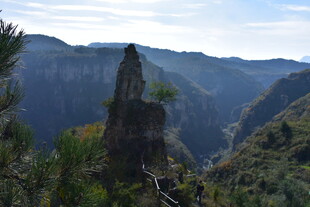 峻峭山峰傲立山谷间