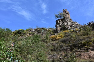 山丘上的古老建筑遗迹