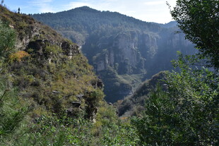壮丽山间峡谷景色
