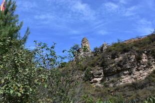 山间景致 绿植与蓝天相映