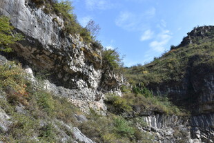 陡峭山崖 绿意点缀