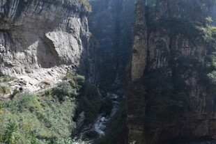 险峻峡谷间的自然奇观
