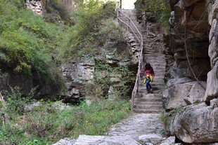 山间小径徒步者穿行