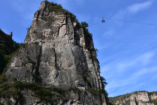 巍峨奇峰 蓝天映衬