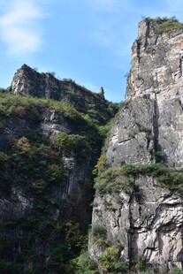 巍峨险峻的陡峭岩石山峰