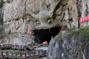 山崖上的巨型怪兽洞穴