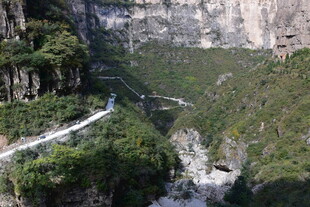 山间蜿蜒公路 绿意盎然