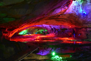 五彩斑斓的地下溶洞景观