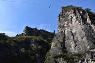 巍峨险峻的高山岩石景观