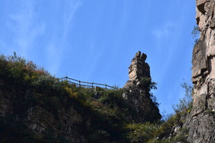 悬崖边的独特石柱景观