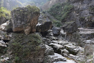 山间嶙峋怪石与繁茂植被