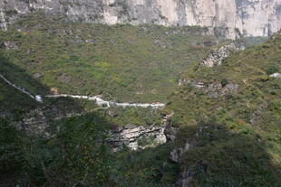 山间蜿蜒公路 绿意盎然