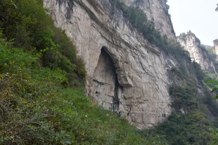 山间峭壁上的奇特洞穴