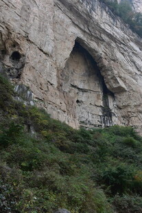 山崖上的神秘洞穴景观