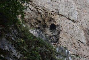 峭壁上的神秘洞穴