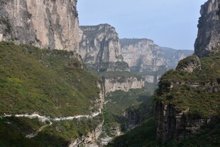 山间蜿蜒公路 壮美峡谷景
