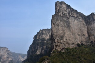 巍峨壮观的陡峭山峰
