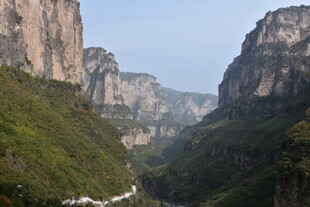 壮丽峡谷间的蜿蜒公路