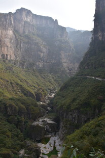 壮丽山谷间的蜿蜒溪流