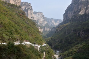 山间公路穿行壮丽峡谷
