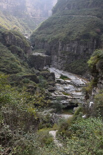 山间峡谷溪流景观