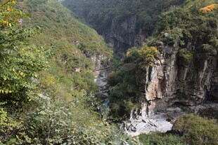 山间峡谷美景