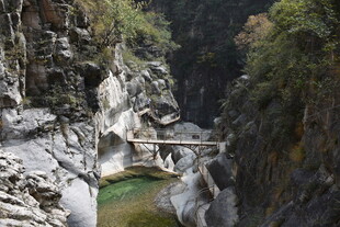 峡谷中的石桥景观