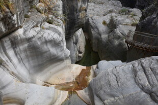 灰白纹理岩石景观