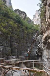 山间栈道 领略自然之美